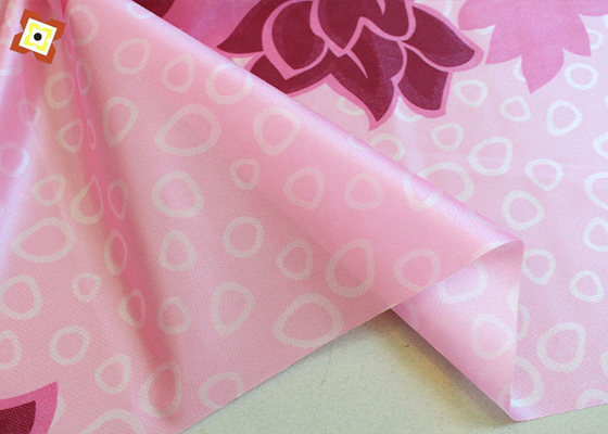Il filo di ordito 100% del poliestere del tessuto imbottito materasso rosa ha tricottato la larghezza stampata di 250cm